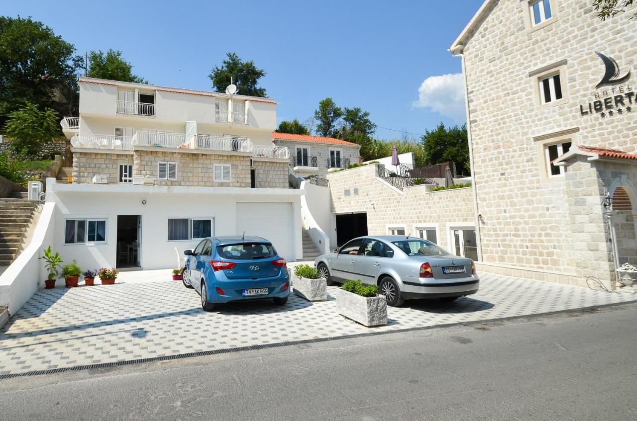 Seafront Apartment Vujovic Прчань Экстерьер фото